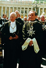 Le Grand Maître de l'Ordre de Malte, Fra' Andrew Willoughby Ninian Bertie (G), et le Grand Chancelier, S.E. le Comte Don Carlo Marullo di Condojanni (D), le 24 juin 1999 à Rome