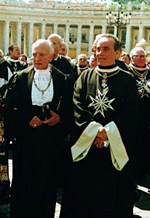Le Grand Matre de l'Ordre de Malte, Fra' Andrew Willoughby Ninian Bertie (G), et le Grand Chancelier, S.E. le Comte Don Carlo Marullo di Condojanni (D), le 24 juin 1999  Rome
