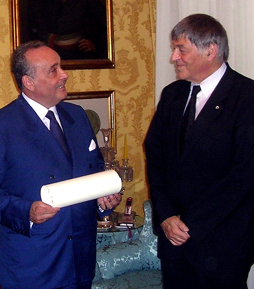 Son Altesse Royale le Prince Hritier Nicolas remet son diplme de l'Ordre de Danilo I  S.E. le Comte Don Carlo Marullo di Condojanni, Prince de Casalnuovo